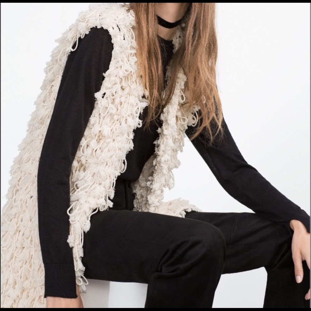 Zara, knitted vest jacket. Ecru braided.